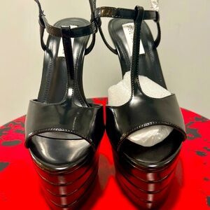 Brand NEW Steve Madden LOLA heels , BLK , Size 6